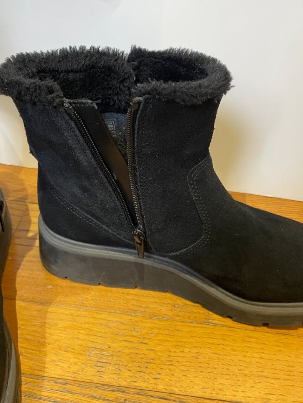 Clarks Black Suede Boots Size 7.5 Zip Side. Fuzzy at top - Picture 2 of 5